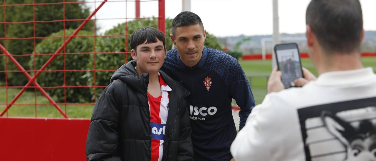 Gorka González se toma una fotografía con Djuka en el entrenamiento de este martes en Mareo.