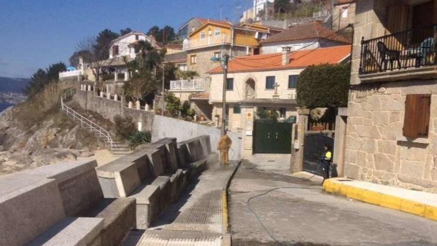 Tareas de limpieza en el entorno de las playas. // S.A.