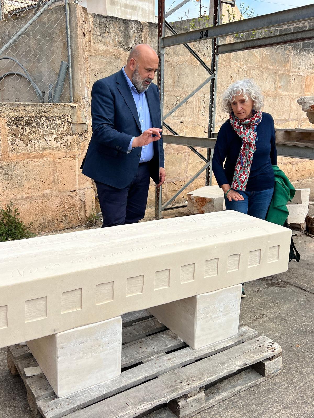 El alcalde quiso visitar las obras de la escultura en memoria de Víctor Uris