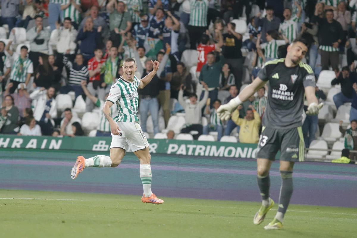 Adri Fuentes celebra su gol, segundo para el Córdoba CF ante el Mirandés.