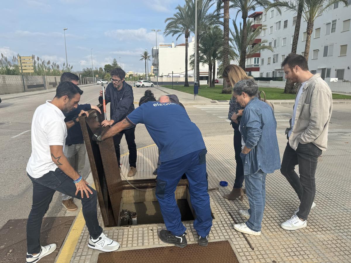 Una visita de la alcaldesa de Miramar a una toma de agua en la localidad