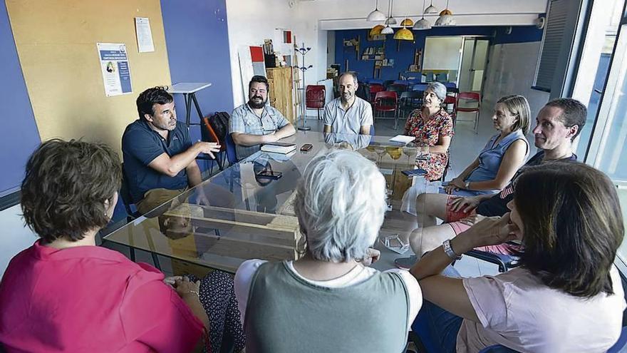 Reunión informativa con la asociación Manaia, el jueves, en la Casa Azul de Pontevedra. // Gustavo Santos