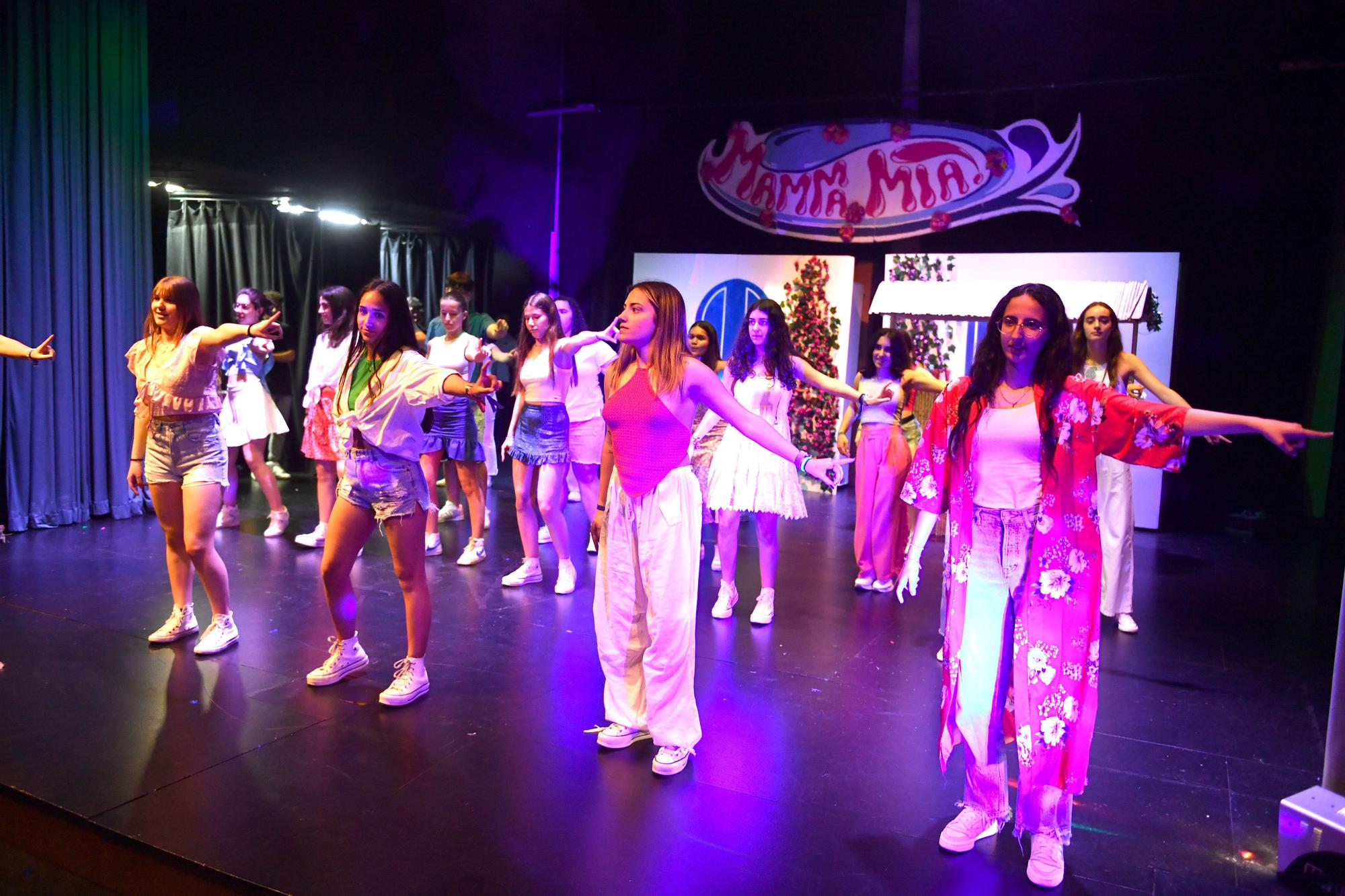 Alumnos del instituto Manuel Murguía representan el musical 'Mamma Mia'