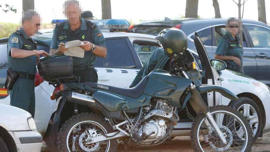 Los agentes con motos y vehículos, ayer en Villaralbo.