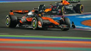 McLaren driver Oscar Piastri of Australia leads ahead of Red Bull driver Max Verstappen of the Netherlands during the Qatar Formula One Grand Prix, in Lusail, Qatar, Sunday, Nov. 30, 2025.(AP Photo/Fatima Shbair) Associate Press/ LaPresse Only Italy and Spain. EDITORIAL USE ONLY ITALY AND SPAIN