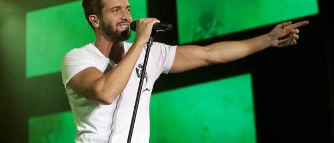 Pablo Alborán, en el concierto en el estadio El Clariano de Ontinyent en 2015.