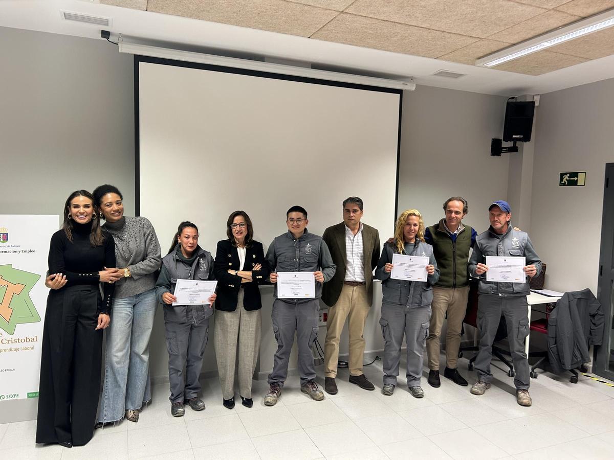Algunos de los alumnos recibiendo su diploma de superación del programa