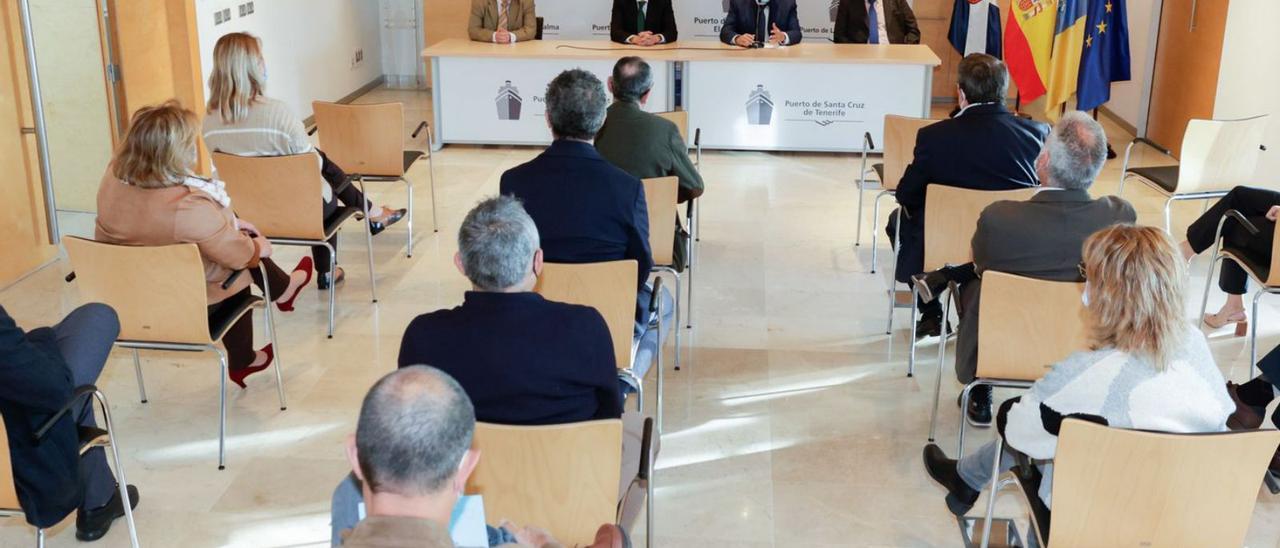 Reunión con representantes de la comunidad portuaria, ayer.