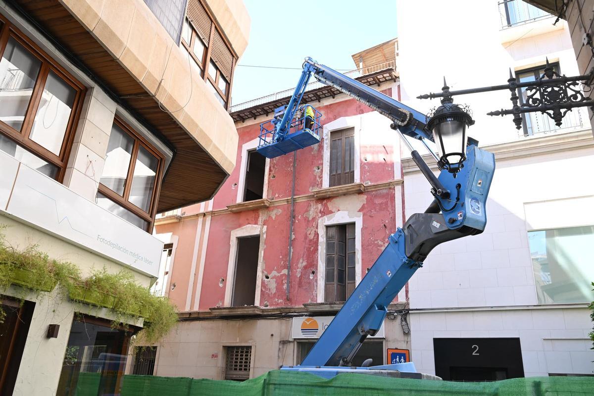 Una grúa con brazo articulado garantiza la seguridad de los trabajadores