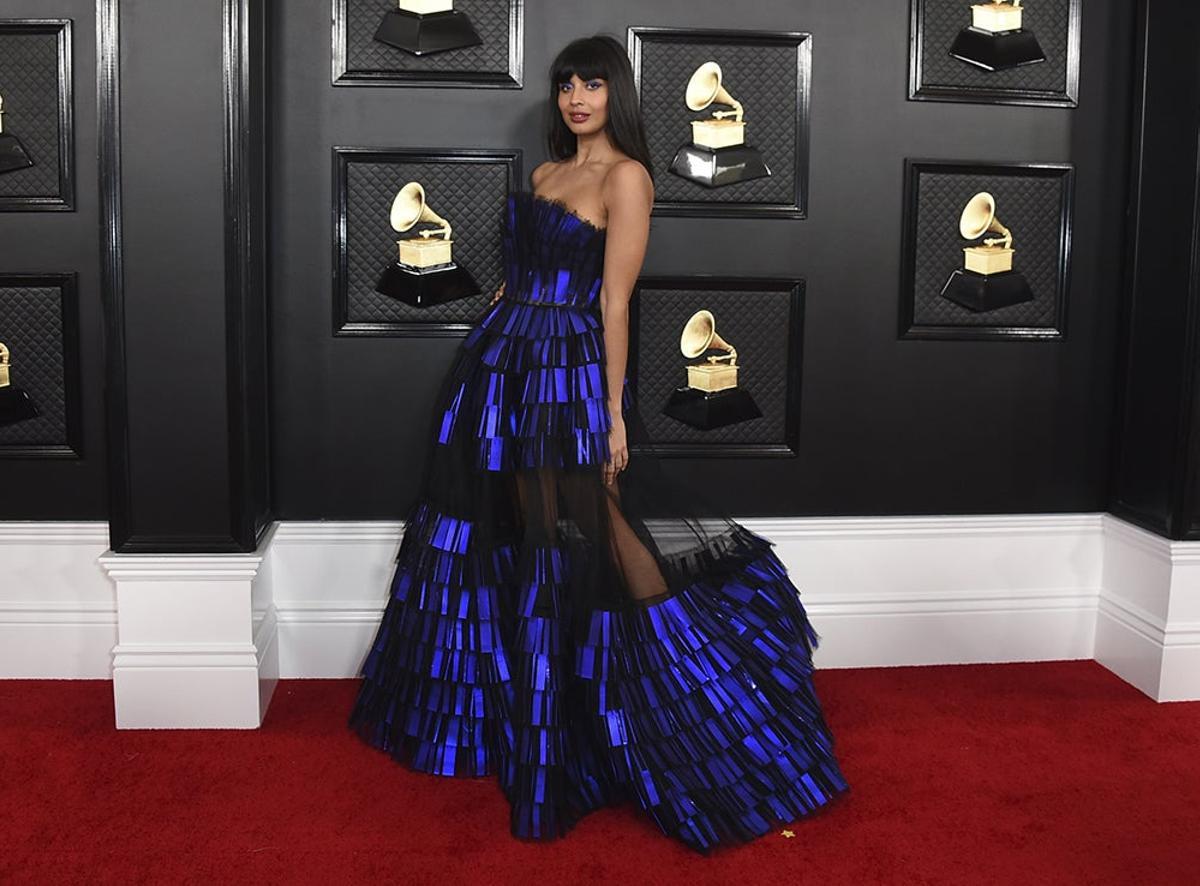 Jameela Jamil en la alfombra roja de los 'Grammy 2020'