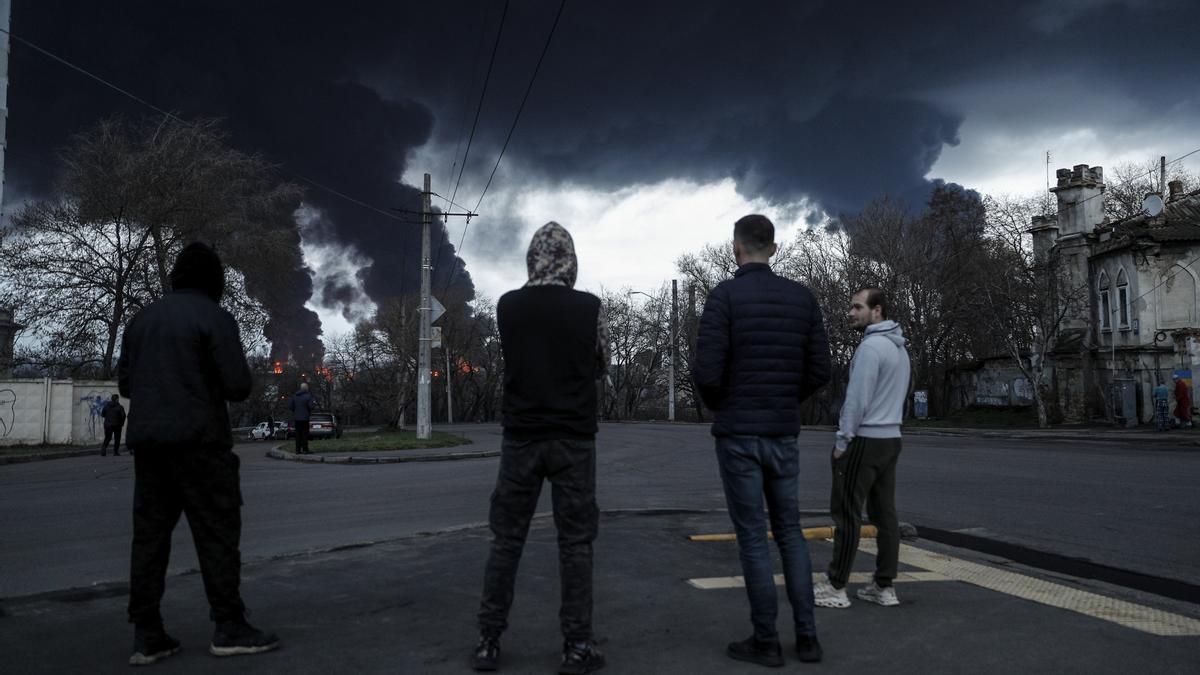 Columnas de humo en Odesa tras fuertes explosiones.