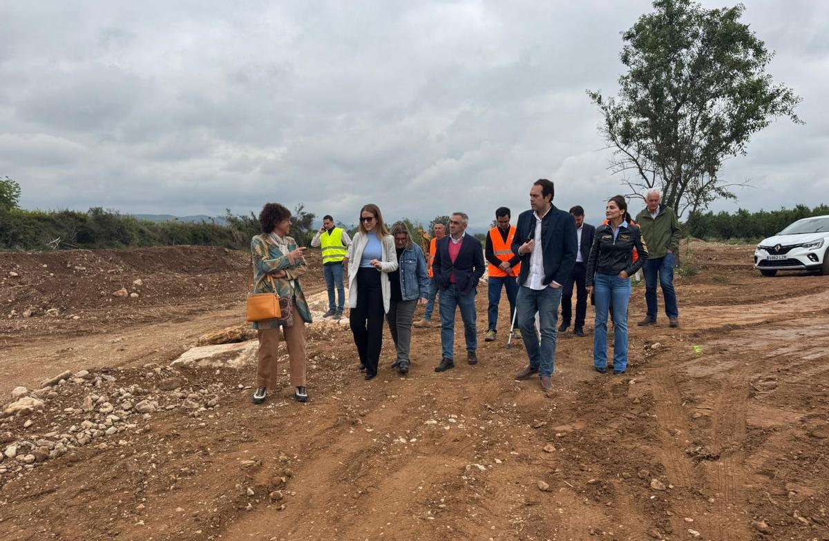 Obras de reconstrucción en un camino rural de Cheste.