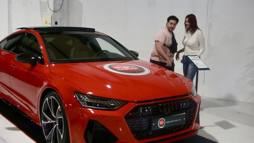 Dos visitantes miran el vehículo que se vende por 144.000 euros. | // BERNABÉ/LUCÍA ABELEDO