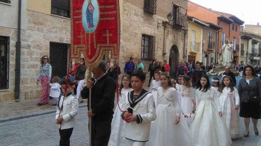 El Sagrado Corazón de Jesús procesiona por las calles de Toro