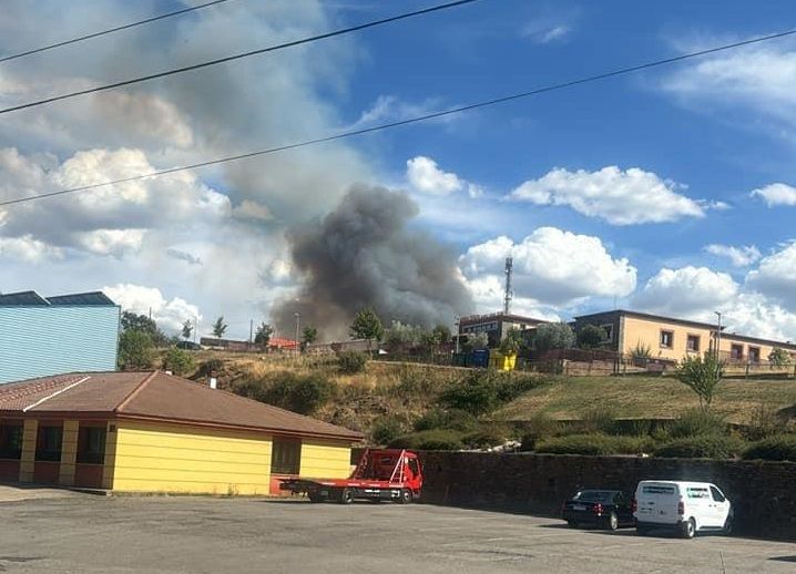 Las espectaculares imágenes del avance del fuego de Trabazos
