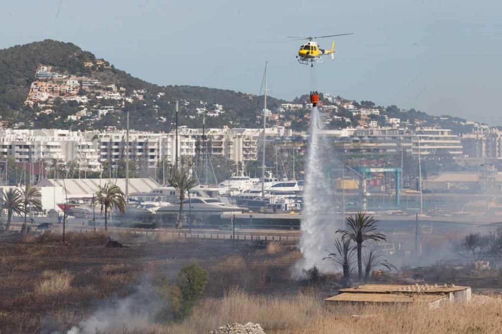 El fuego comenzó entre el cinturón de ronda y la rotonda del colegio Joan XXIII