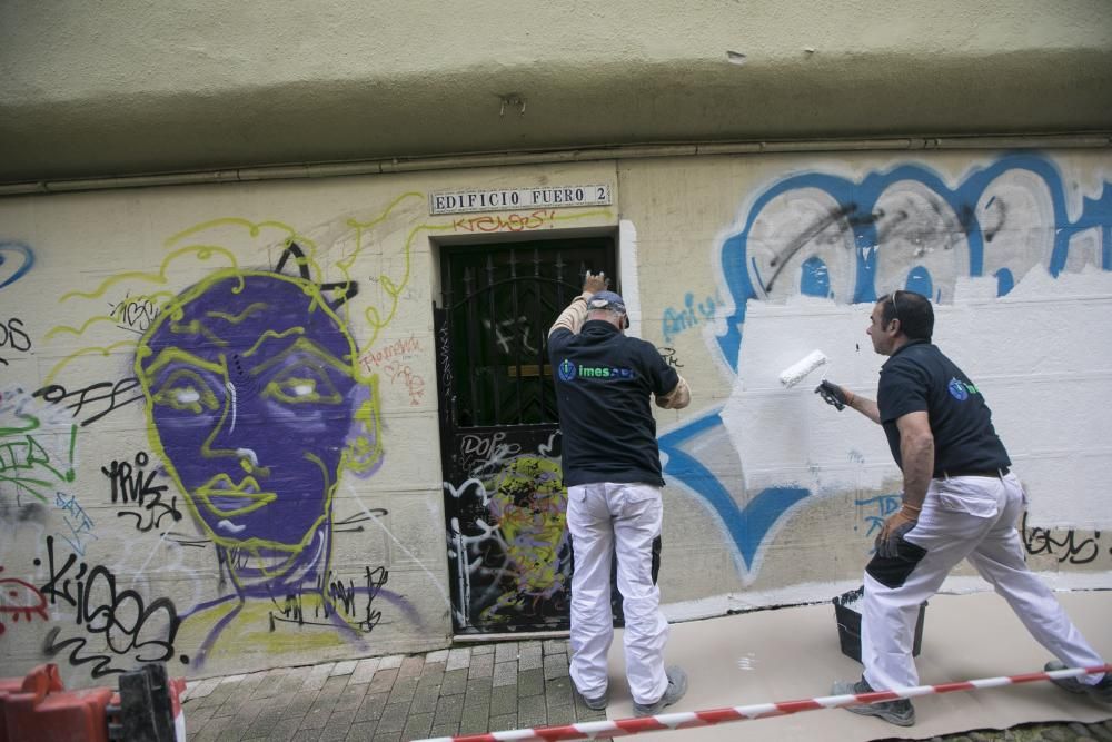 Arranca la limpieza de pintadas del Antiguo