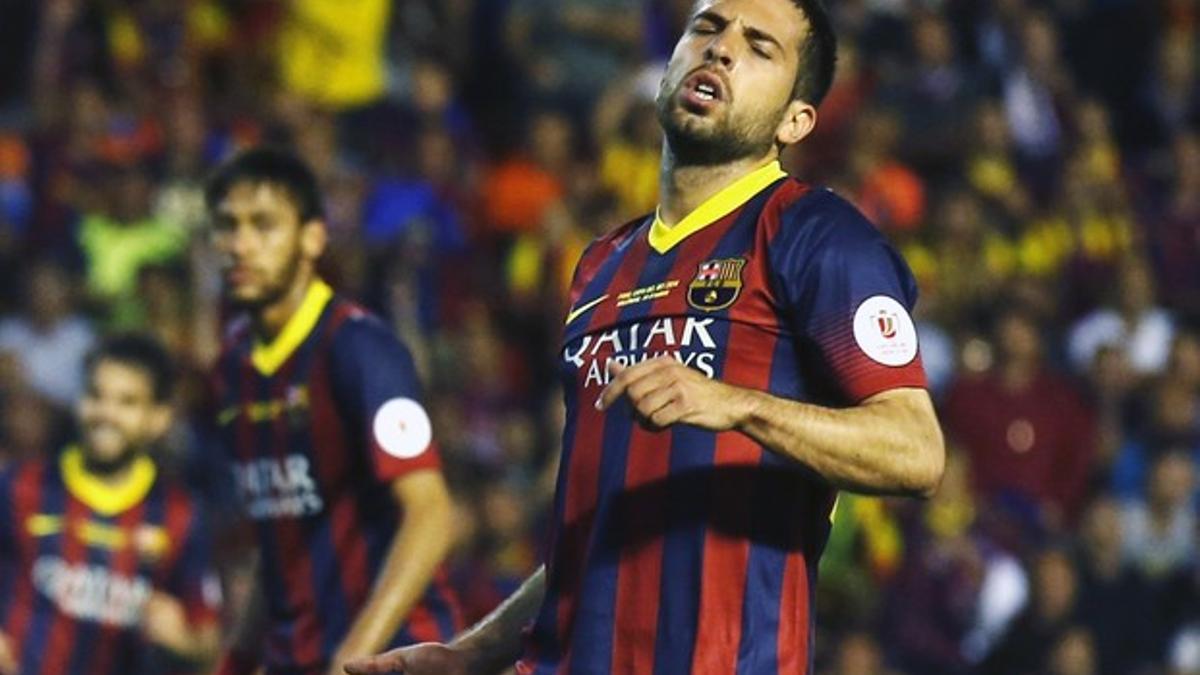 Jordi Alba se lamenta por una ocasión fallada en la final de Copa en Mestalla.