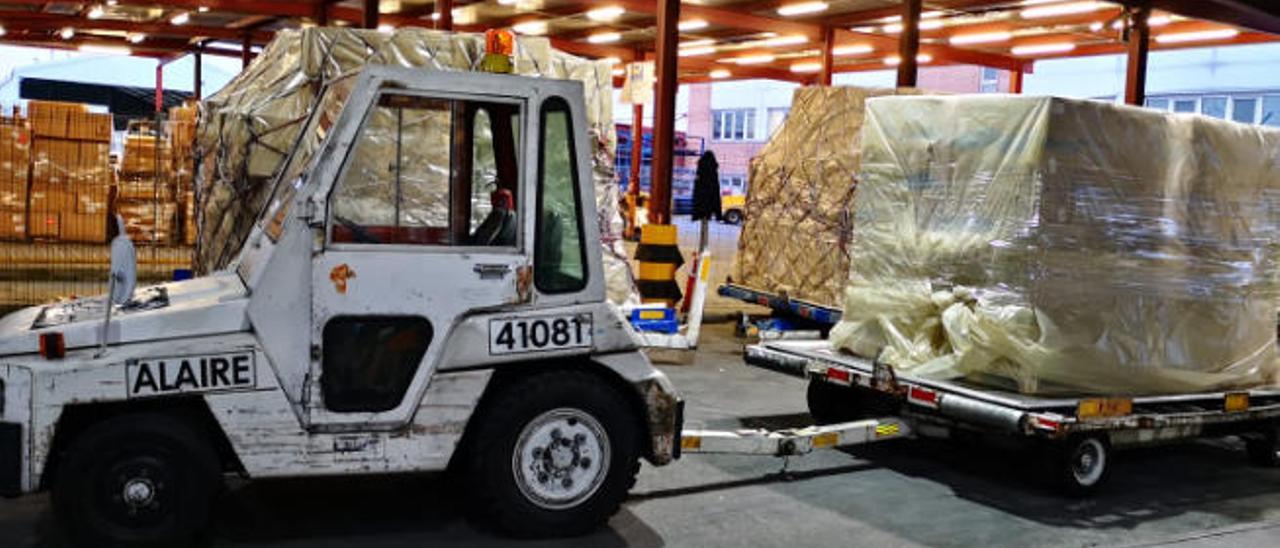 Llegada de material sanitario al aeropuerto de Gran Canaria esta semana.