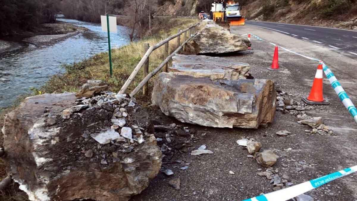 trabajos en la c-13 cortada rialp y llavorsi tras un peligroso desprendimiento de rocas