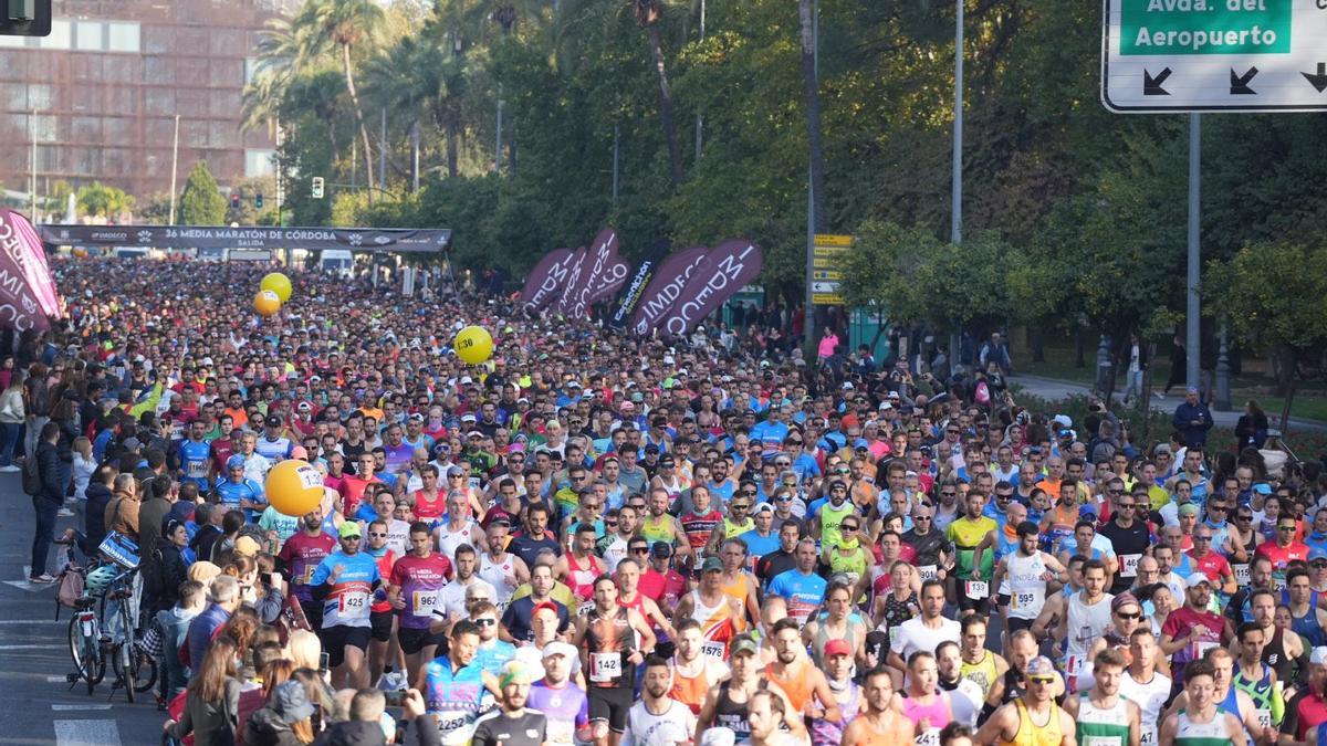 Más de 4.600 personas han participado en la Media Maratón de Córdoba.