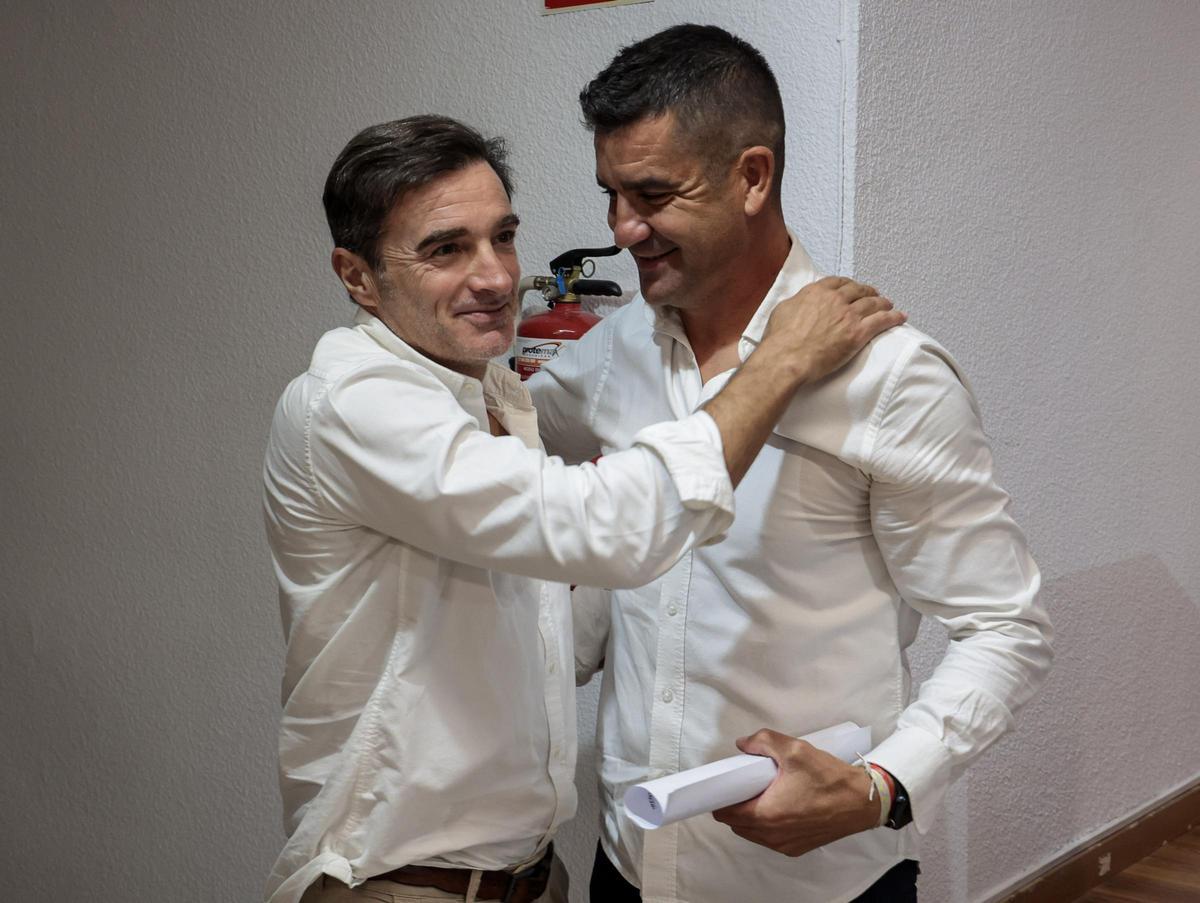 El consejero delegado, y presidente del Hércules, Carlos Parodi, se despide de Rubén Torrecilla tras anunciarse su cese.