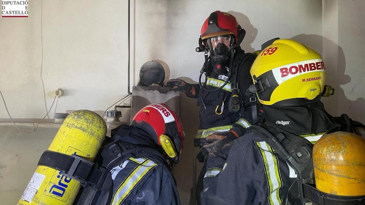 Bomberos junto a la caldera de gasoil incendiada en l&#039;Alcora.