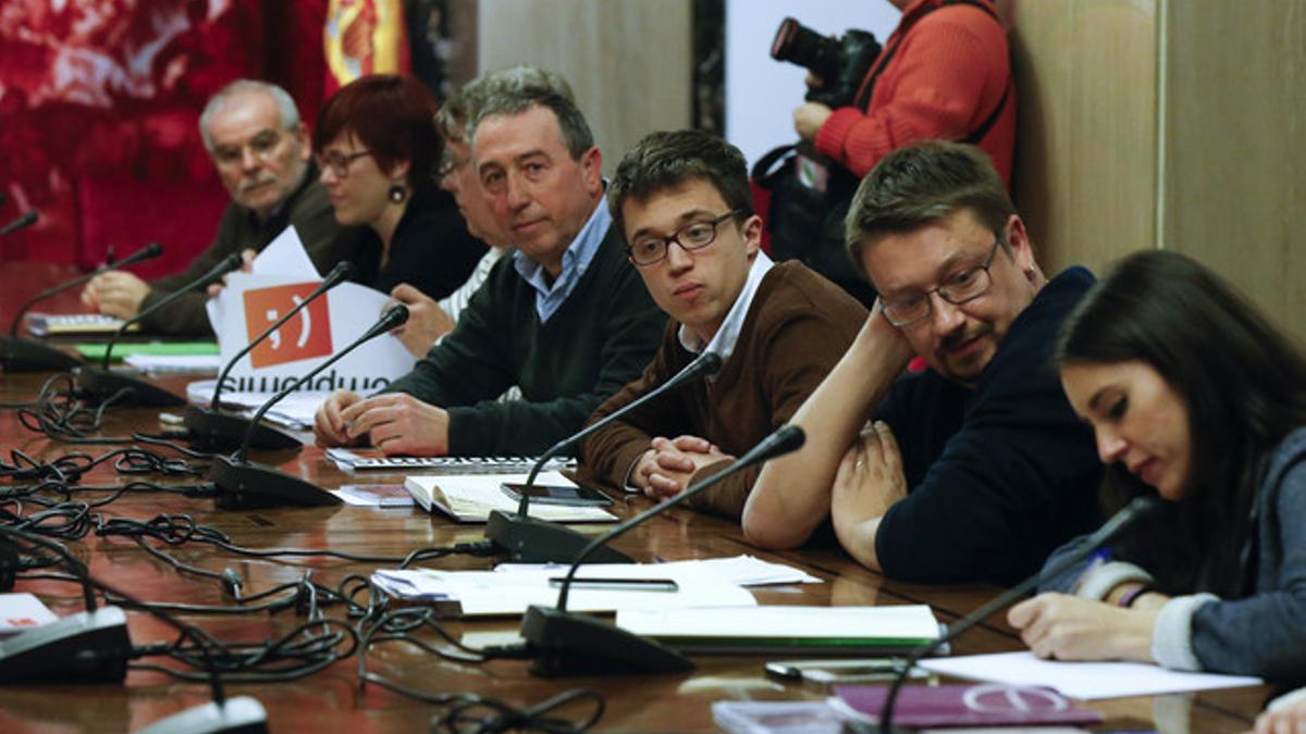Xavier Domènech (derecha), flanqueado por Irene Montero, Íñigo Errejón y Joan Baldoví, durante una reunión con el equipo negociador del PSOE.