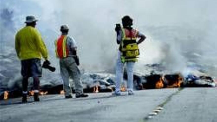 La lava avanza en la ciudad hawaiana de Kalapana