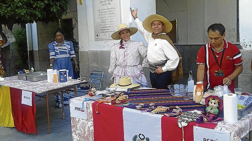 Muestra de folclore y gastronomía en la plaza