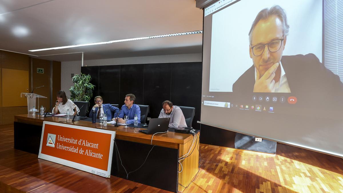 Un instante de la conferencia sobre inteligencia artificial y derecho europeo en la UA.