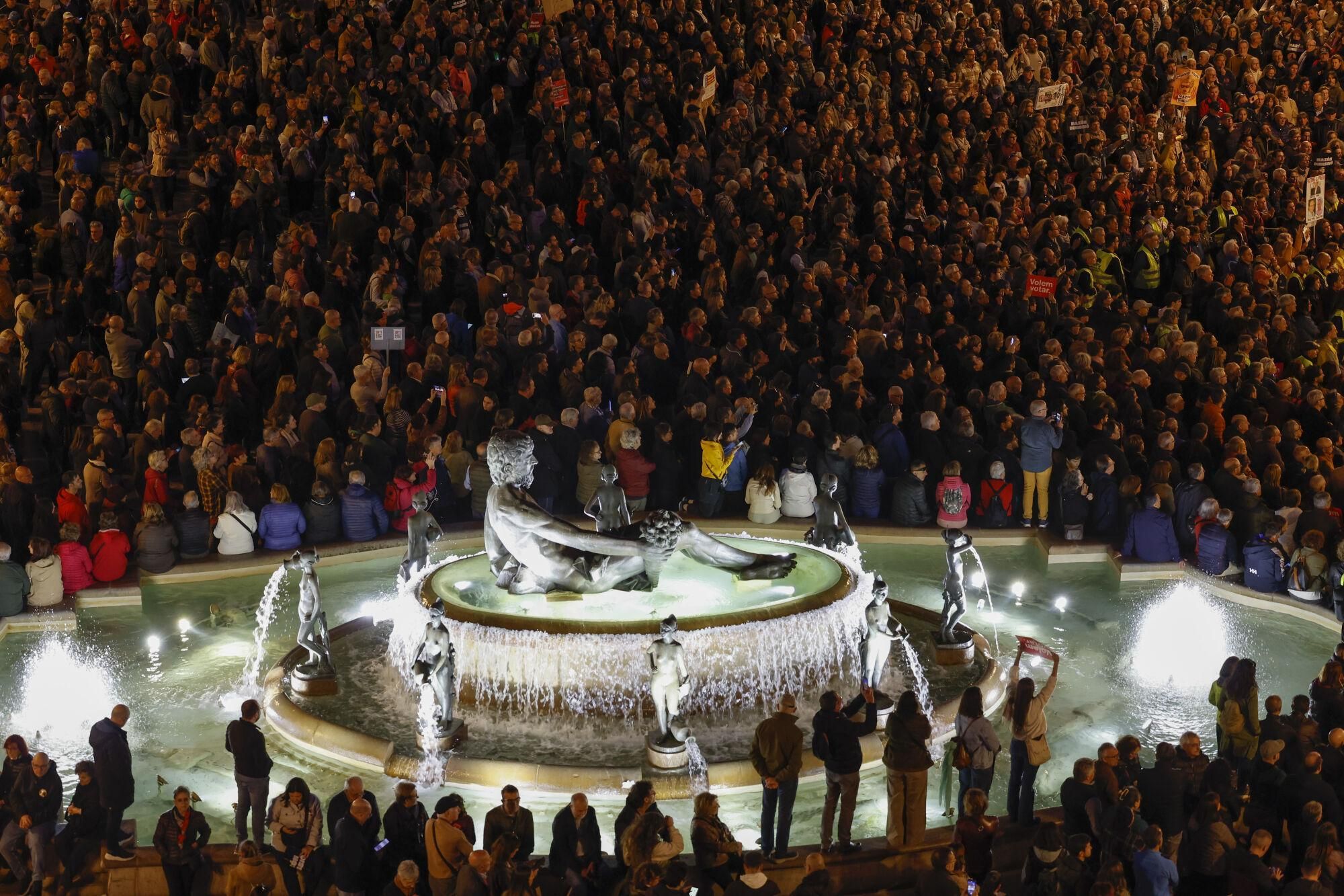 VALENCIA, 29/03/2025.- Sexta manifestación en la ciudad de València para reclamar la dimisión del president de la Generalitat Valenciana, Carlos Mazón, por su gestión de la dana del pasado 29 de octubre, este sábado, día en que se cumplen cinco meses de la catástrofe. EFE/ Ana Escobar