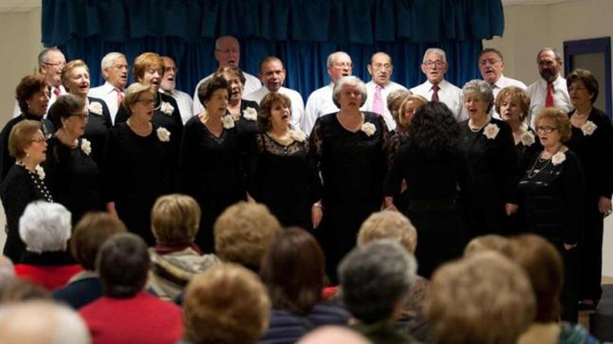 El Coro &quot;Renacer&quot;, ayer, durante su actuación en el primer Certamen coral de Reyes celebrado en Llaranes.