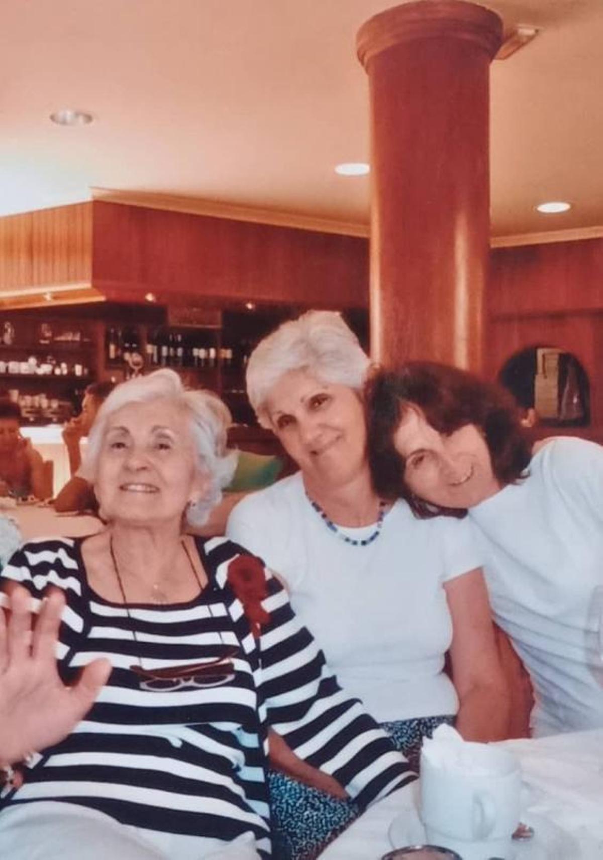 Ángeles, Leonor y Dolores Braña Castromán. | // FDV