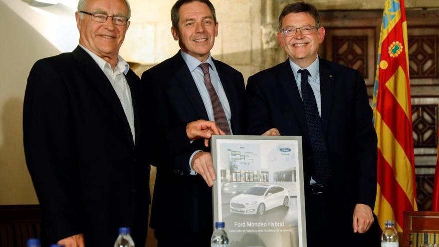 El president de la Generalitat, Ximo Puig (d), el alcalde de Valencia, Joan Ribó, y el presidente de Ford Europa, Steven Armstrong (c), durante la presentación de un nuevo proyecto de movilidad.