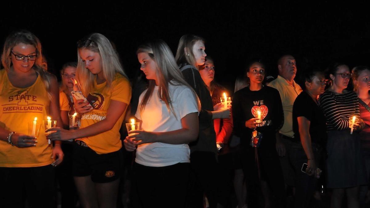 Amigos, compañeros de equipo, estudiantes y profesores asiste a una vigilia en recuerdo de Celia Barquín, en el campus de la universidad de Iowa