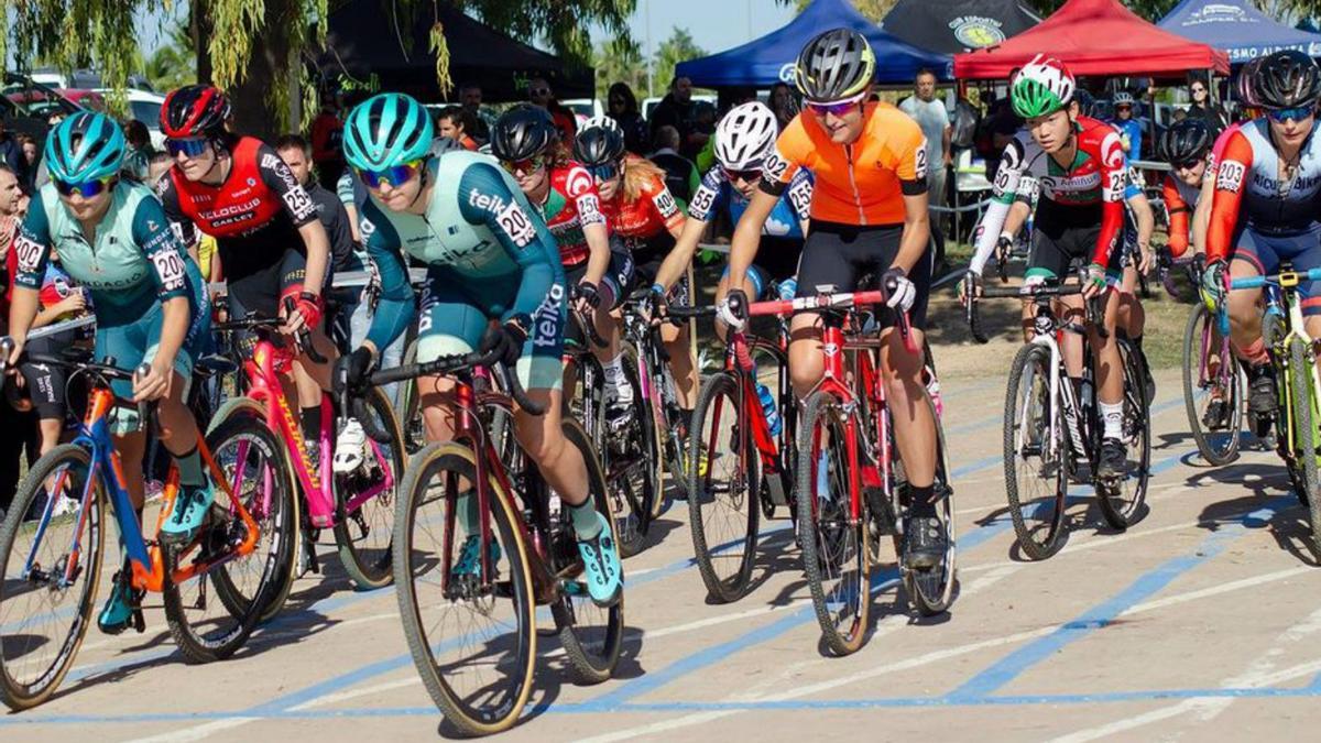 Rodríguez en la salida de la prueba, en Carlet.  | FEDERACIÓ CICLISME