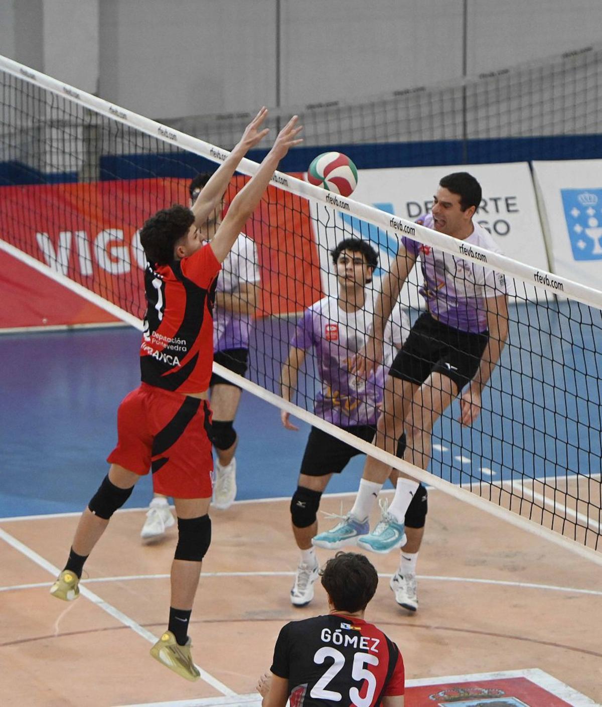 Un jugador vigués bloquea durante un partido en Coia. | PABLO HERNÁNDEZ GAMARRA