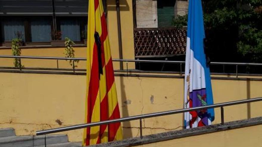 Les baderes amb crespons, onejant ahir a l&#039;Ajuntament de Sant Joan les Fonts.