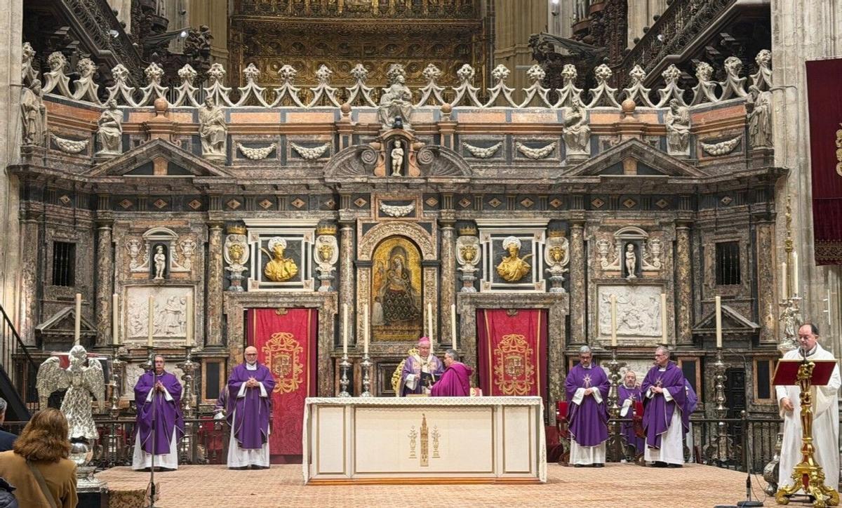 La Catedral de Sevilla celebra la tradicional misa de imposición de la ceniza con motivo del Miércoles de Ceniza
