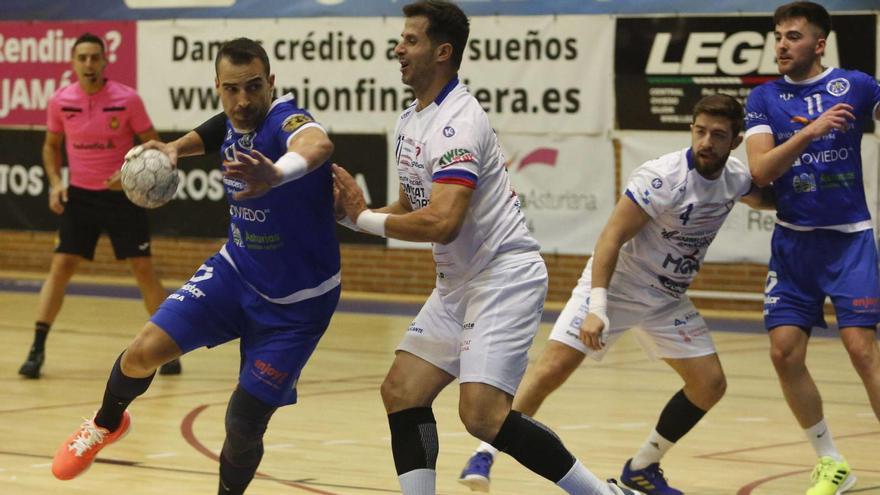 El Unión Financiera Balonmano Base Oviedo logra su primera victoria (29-25) de la temporada