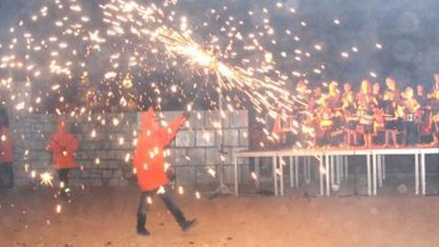 Un moment de l&#039;espectacle que des del 2010 &#039;desperta&#039; una colla de dimonis que habiten Sant Benet.