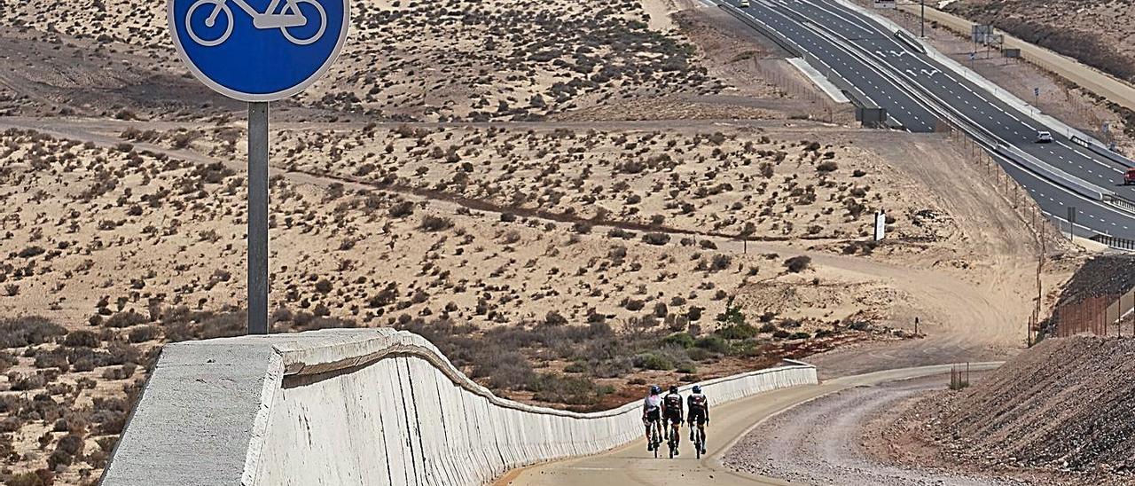 Varios ciclistas circulan por el nuevo carril bici de seis kilómetros a su paso por el Barranco de Pecenescal. | | LP/DLP