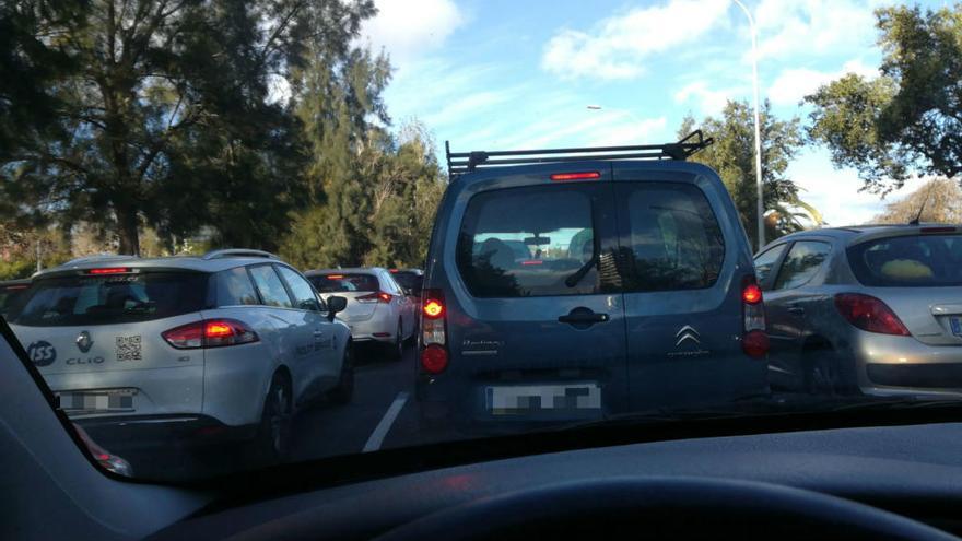 Coches atascados en Valle de la Ballestera, en València.