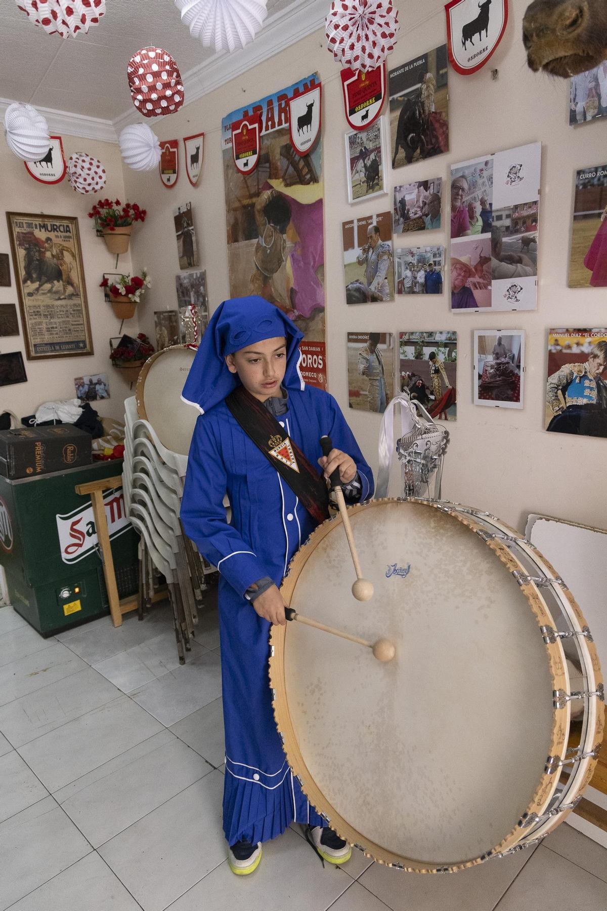Paco, tocando su tambor en una de las peñas