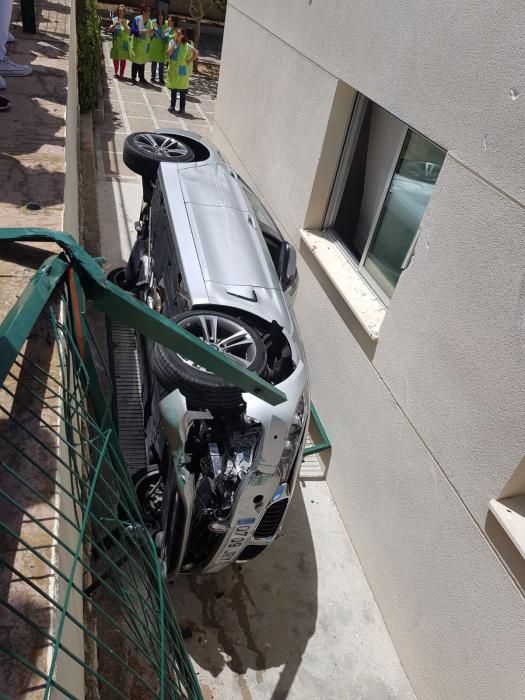 Un coche se estrella en el patio de un colegio de Benissa