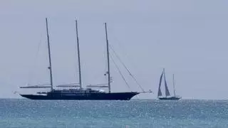 El megayate de Jeff Bezos, fundador de Amazon, navega por aguas de Ibiza