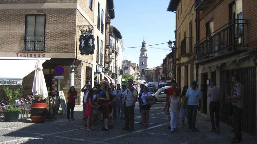 Un grupo de turistas, durante una visita a la ciudad para conocer la exposición de Las Edades. Foto