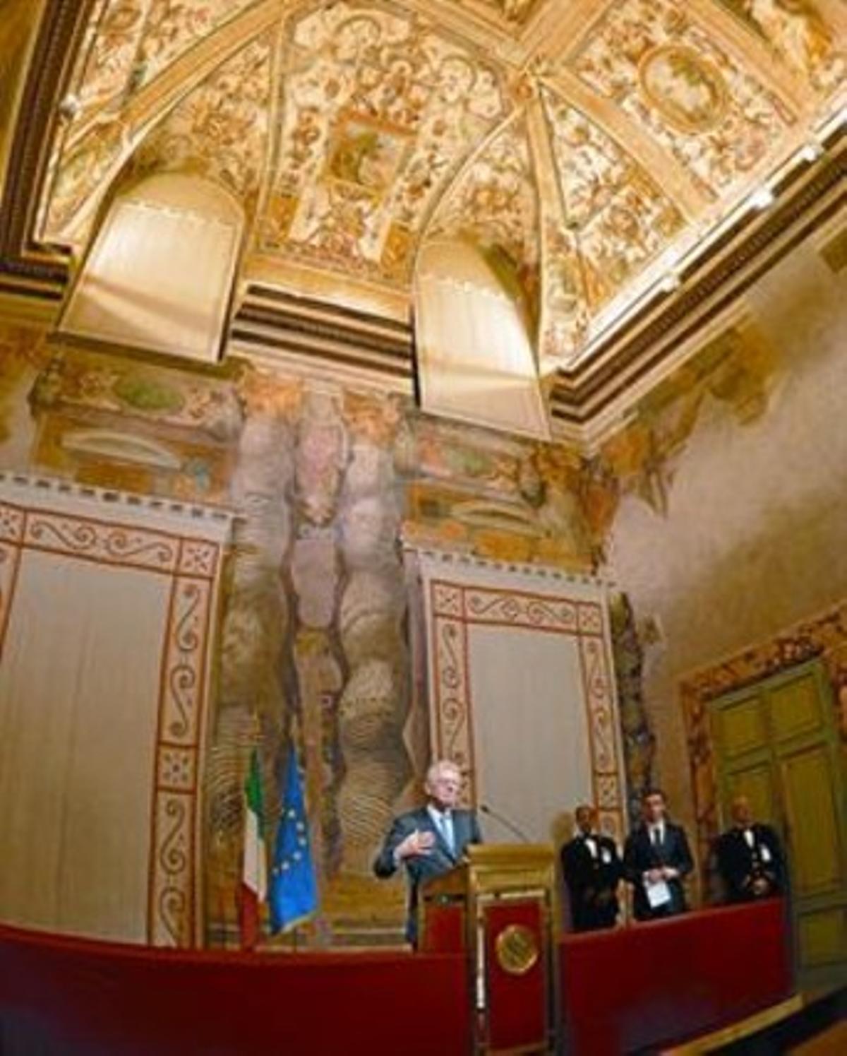 Monti es dirigeix a la premsa al palau Gustiniani després de les consultes per formar Govern, ahir a Roma. Monti es dirigeix a la premsa al palau Gustiniani després de les consultes per formar Govern, ahir a Roma.
