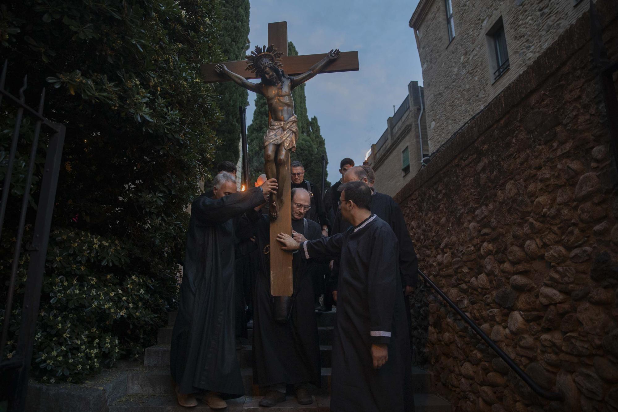 Peralada treu al Sant Crist Negre en processó invocant la pluja